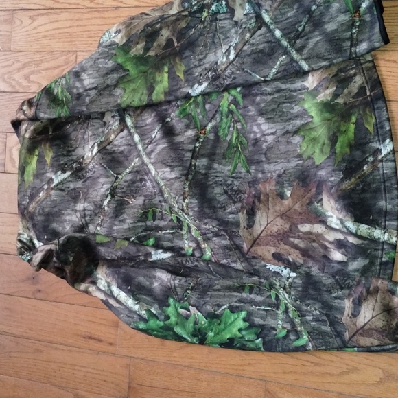 Mossy oak pullover with built-in gaither and Hood. - Picture 5 of 5